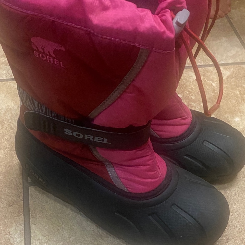 Sorel Pink and Black Size 6 Winter Boots Resortwear Gorpcore Outdoor Snowmobile